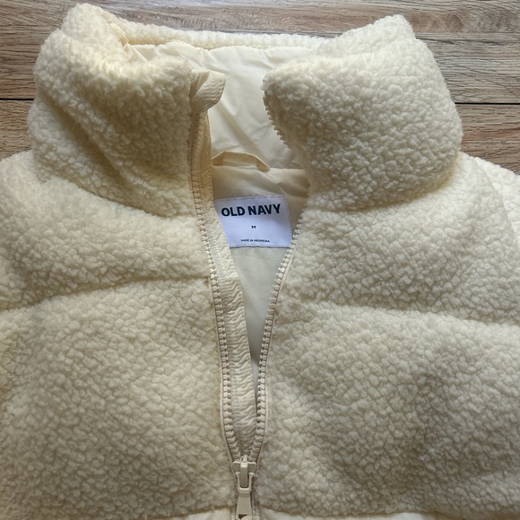 ❌SOLD❌ Old Navy Cropped Puffer Jacket - Picture 3 of 5
